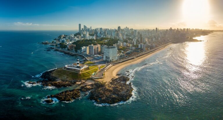 Salvador é conhecida pela peculiaridade de seu relevo com a divisão da Cidade Alta e Cidade Baixa. Foto: Manu Dias/GOVBA