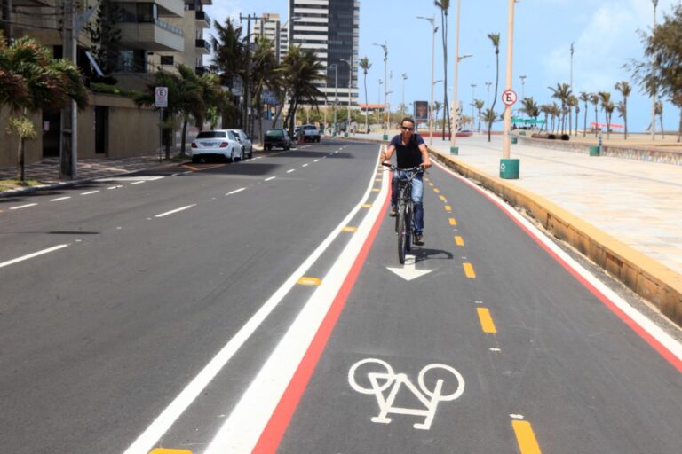 bicicleta andando em ciclofaixa