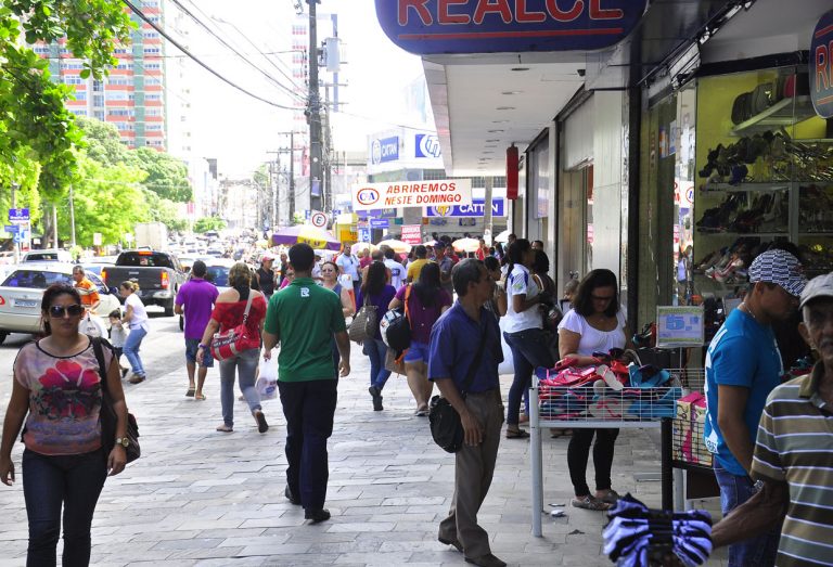 população andando no centro de joão pessoa