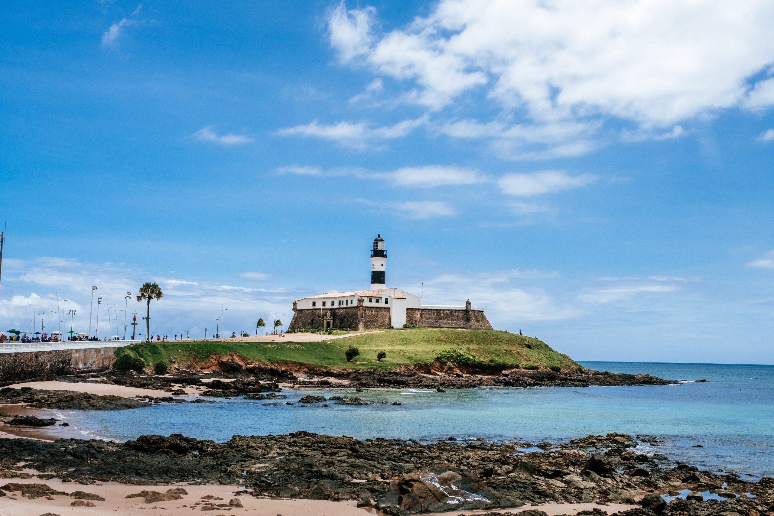 visao-geral-do-museu-bahia-nautico-em-salvdor-brasil-sob-ceu-azul-nublado