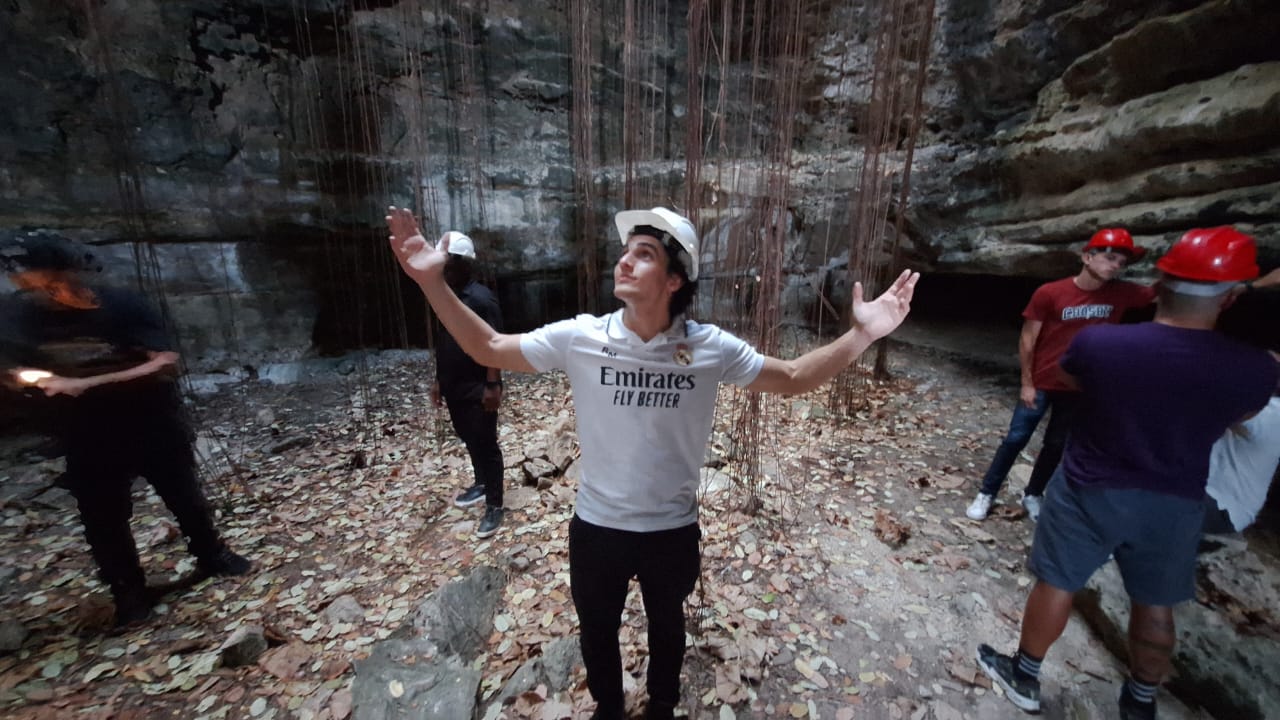 Ator Henrique Fraga faz pose em visita a Caverna dos Crotes em Felipe Guerra.Foto.Divulgação