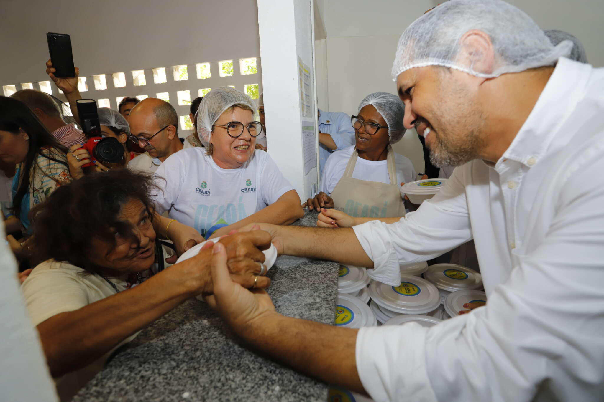 A PRIMEIRA COZINHA CEARA SEM FOME, NO BAIRRO PAPICU, RECEBE A VISITA DO GOVERNADOR ELMANO DE FREITAS E DA PRIMEIRA DAMA LIA DE FREITASFOTOS: HELENE SANTOS/ GOV. DO CEARA TAGS: CEARA SEM FOME, COZINHA, COMIDA, ALIMENTACAO, ALIMENTOS, COZINHA CEARA SEM FOME, ELMANO DE FREITAS