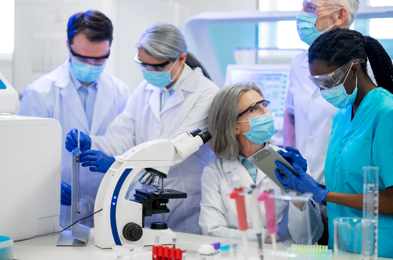 pessoas no laboratório