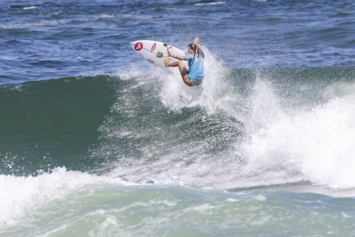 Laura Raupp está invicta no Circuito Banco do Brasil de Surfe 2024 Foto @WSL Daniel Smorigo