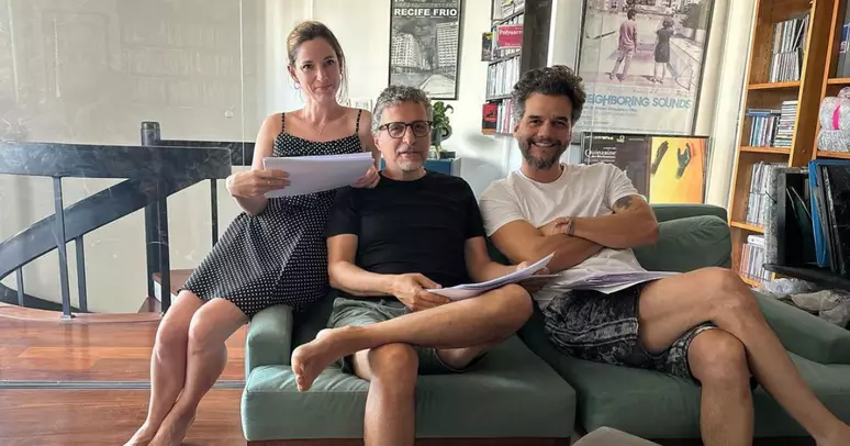 Wagner Moura e o diretor Kleber Mendonça Filho em casa ns primerias reunioes do filme