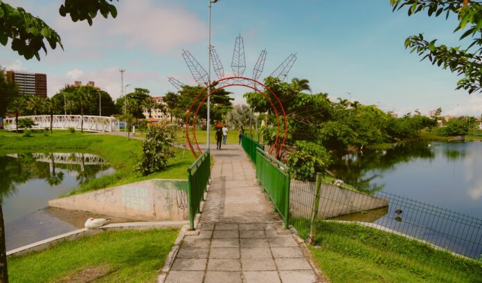 O governo municipal está trabalhando para aproximar a população da natureza, construindo e requalificando áreas verdes, lagos e parques, como o Rachel de Queiroz Foto Daniel Calvet