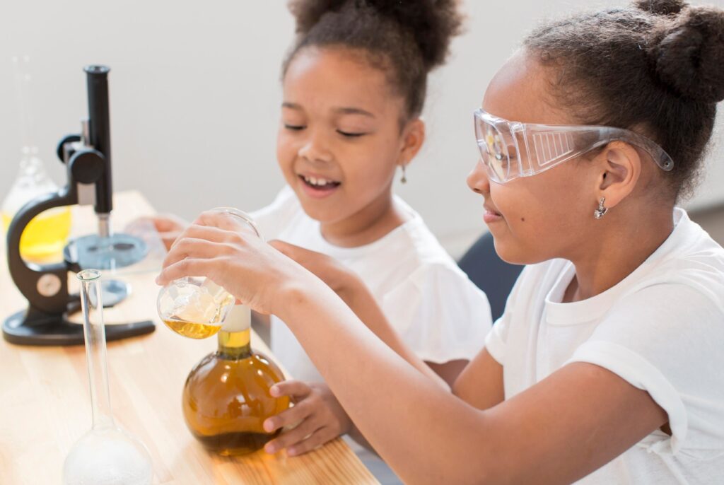 alunos em laboratório de ciências