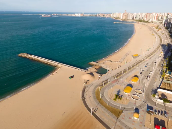 Faixa de praia de Fortaleza já passou por dois aterramentos, processo que acontece atualmente em Balneário Camboriú Foto Izaias Vieira Seinf