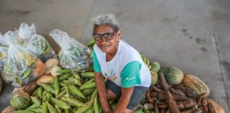 família recebe alimentos do governo do piaui