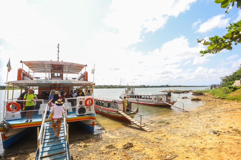 A bordo de um catamarã, turistas têm diversão e uma imersão na história do Brasil Imperial Foto Max Carlos