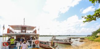 A bordo de um catamarã, turistas têm diversão e uma imersão na história do Brasil Imperial Foto Max Carlos