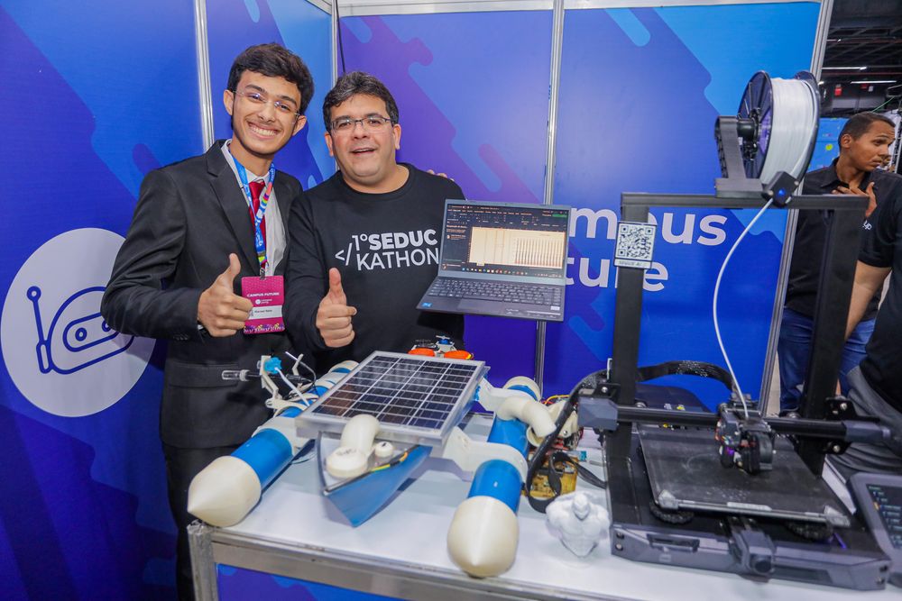 Jovem cientista com Governador foto divulgação