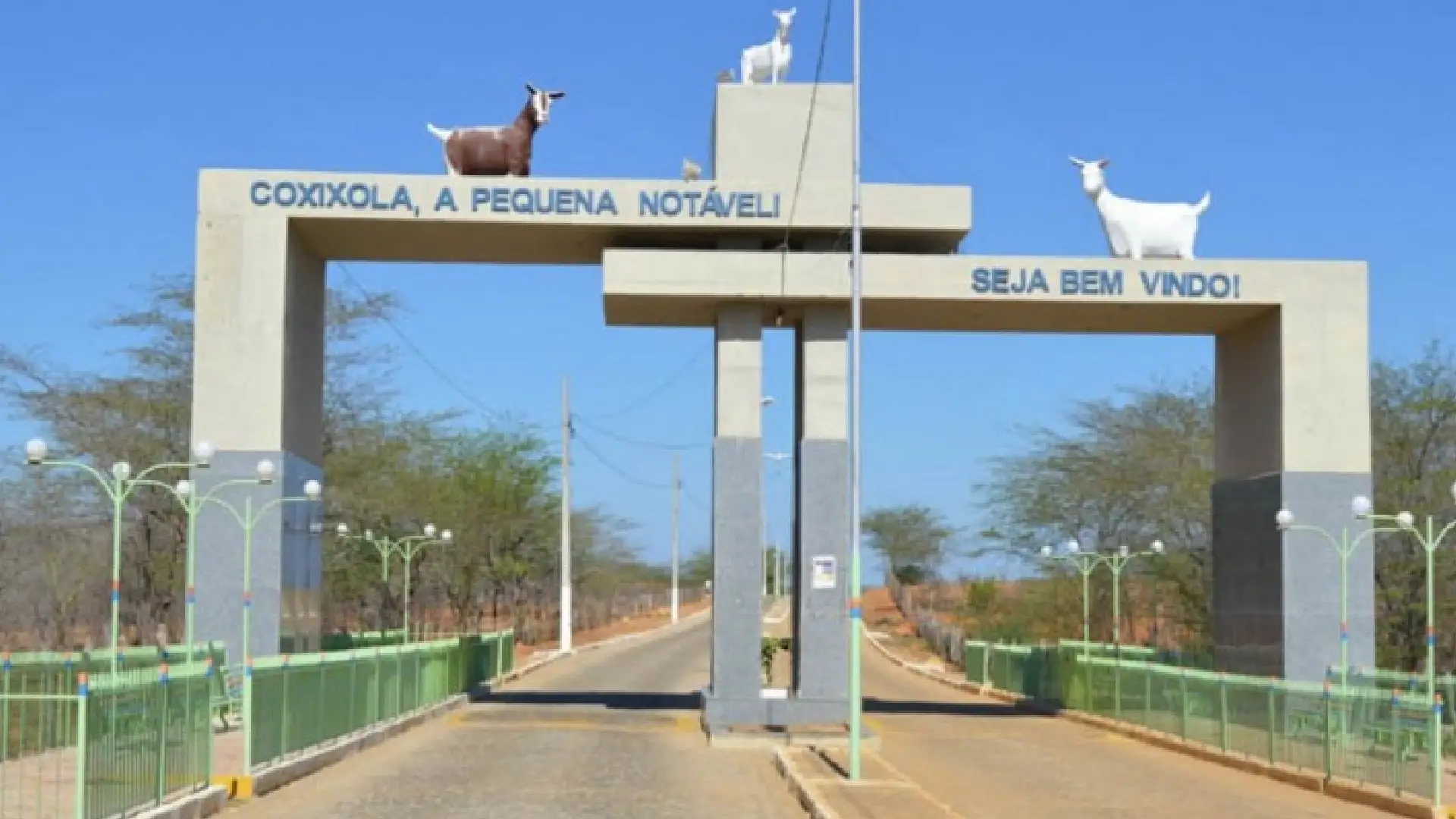 A entrada da cidade de Coxixola destaca o seu tamanho