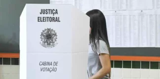 Mulher votando em uma cabine de votação