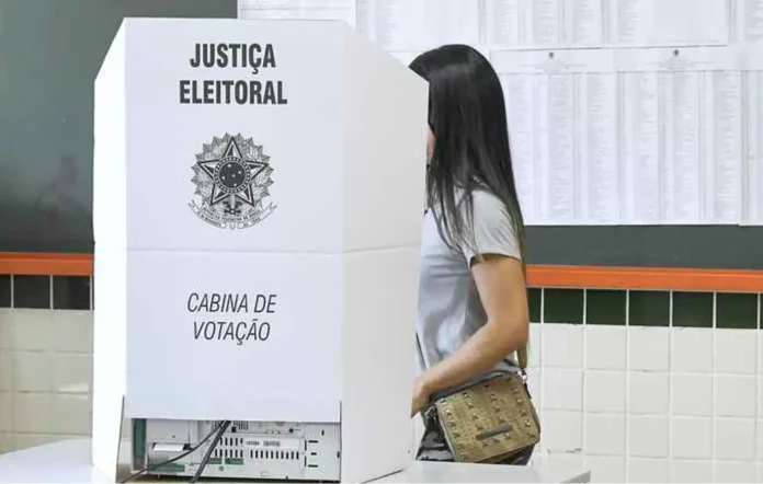 Mulher votando em uma cabine de votação