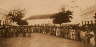 População se reúne no meio da rua durante a Revolta de Princesa