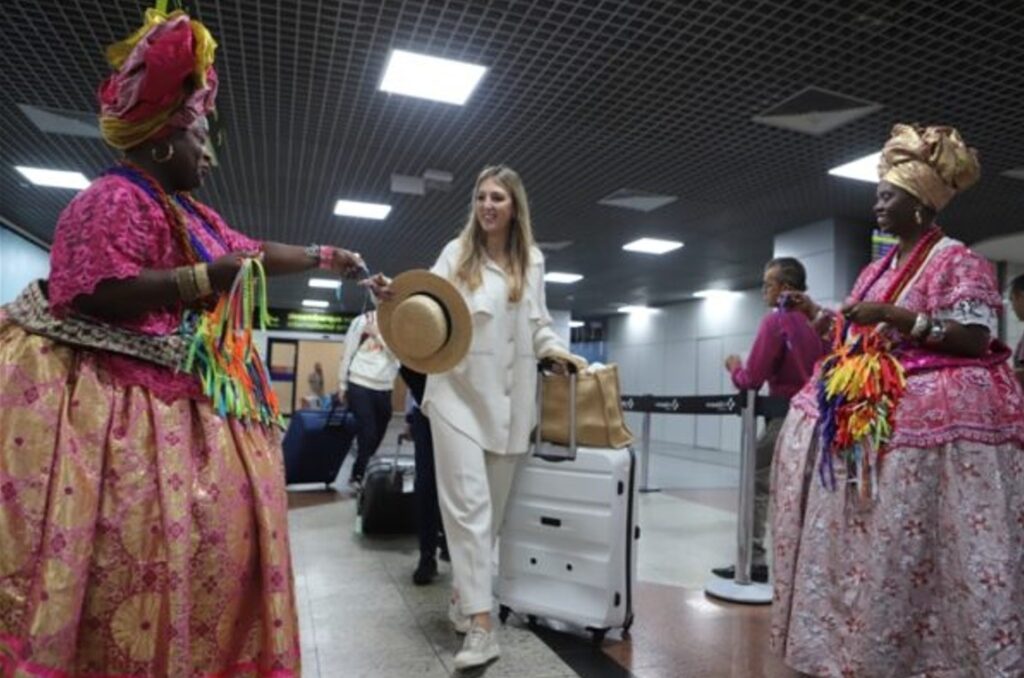 Turistas estrageiros no aeroporto de Salvador foto Ascom Setur BA