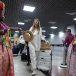 Turistas estrageiros no aeroporto de Salvador foto Ascom Setur BA