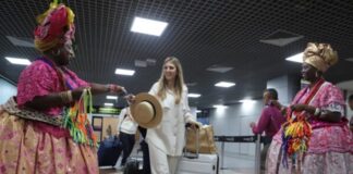 Turistas estrageiros no aeroporto de Salvador foto Ascom Setur BA