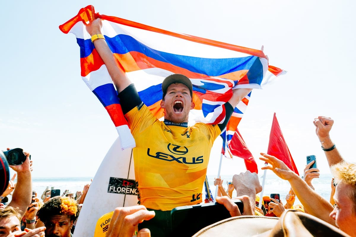 John John Florence festejando o seu terceiro título mundial na World Surf League Foto WSL Thiago Diz