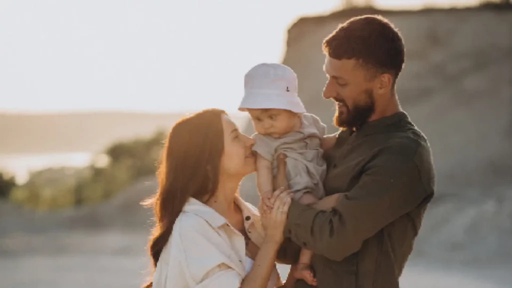 familia na praia com bebê