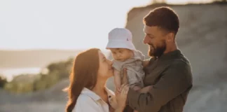 familia na praia com bebê