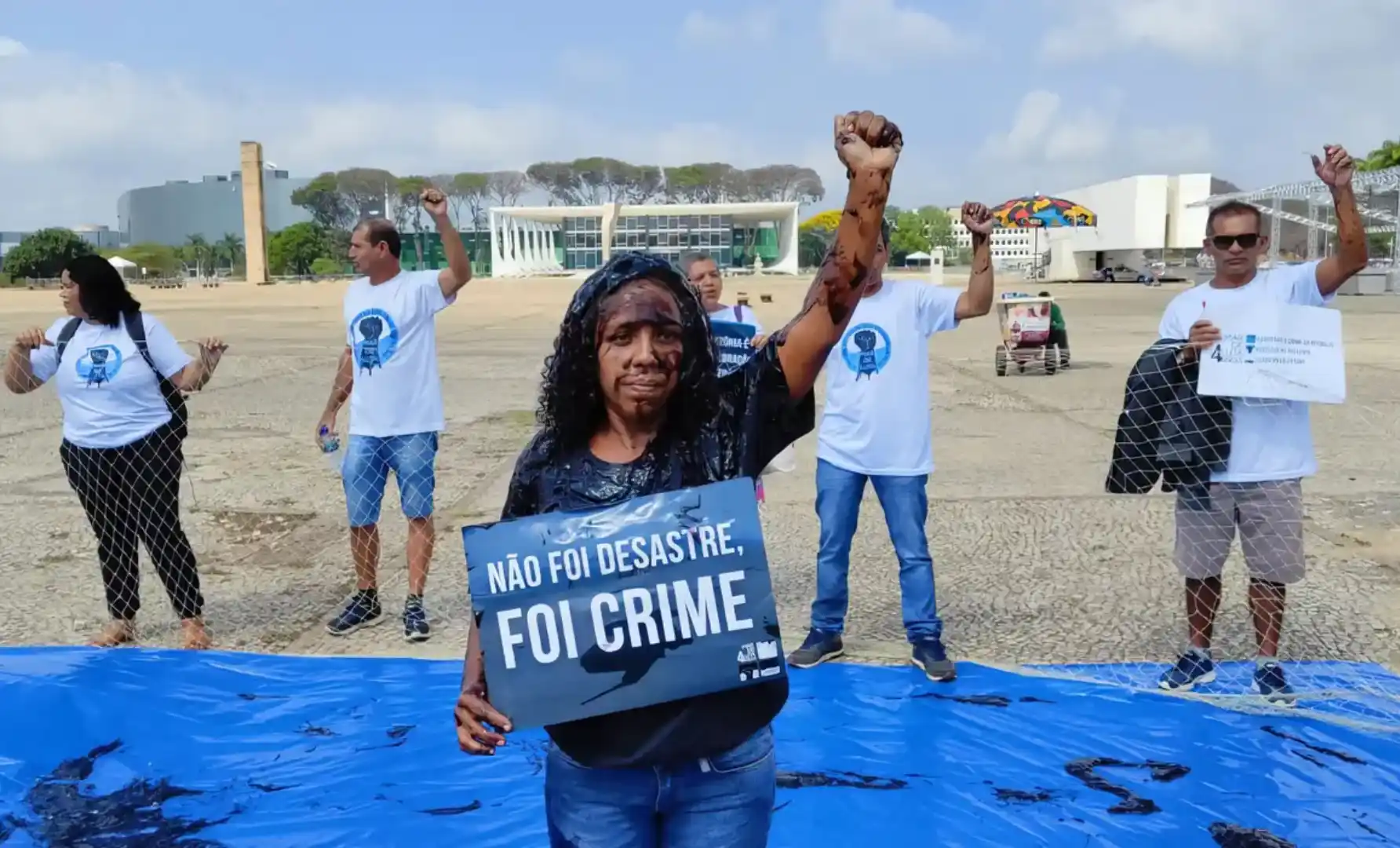 Pescadores protestam pelos prejuízos das manchas de óleo nas praias do Nordeste