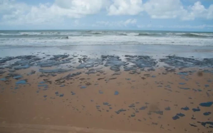 Manchas de óleo nas praias do Nordeste