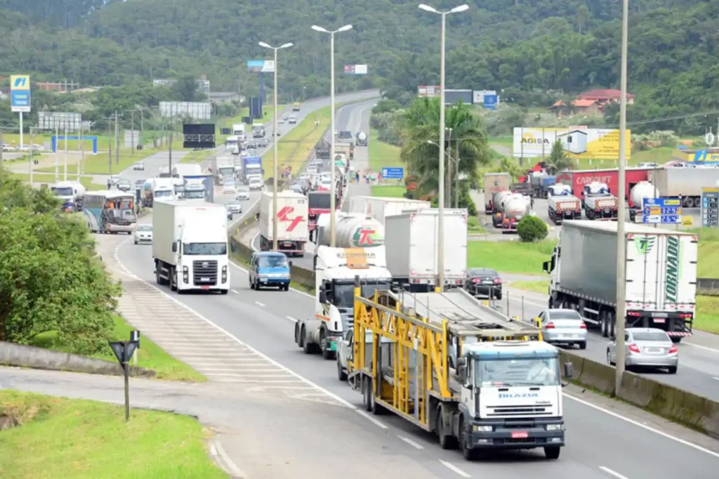 Trânsito em rodovia federal Foto: Nilson Bastian/CD