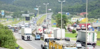 Trânsito em rodovia federal Foto: Nilson Bastian/CD