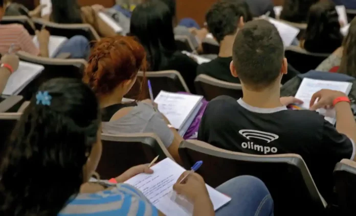 Estudantes se preparando para o Enem © Wilson Dias/Agência Brasil