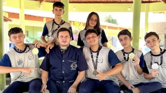 Professor e estudantes medalhistas das Olimpíadas de Matemática. Foto: Seduc-PI