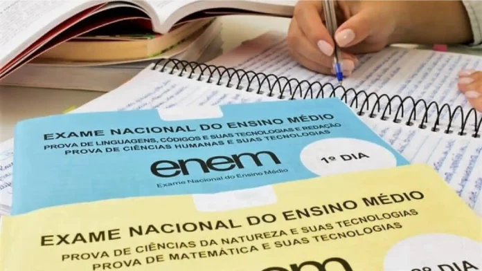 Estudante fazendo prova do Enem