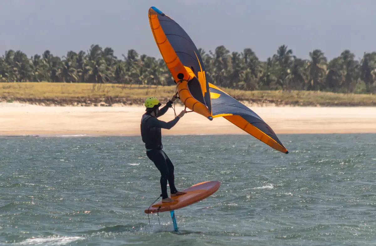 Aula iniciantes wingffoil Kite Master Barra de Cunhau RN foto Iraktan Ramos