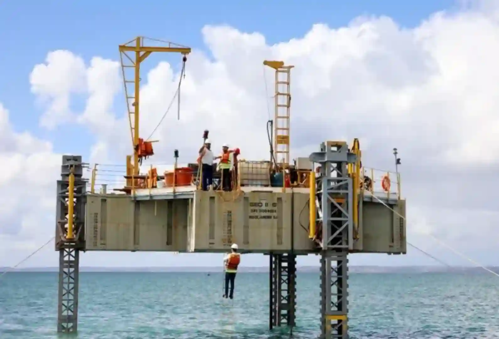 Trabalho de sondagem para a construção da Ponte Salvador-Itaparica. Foto: Divulgação.