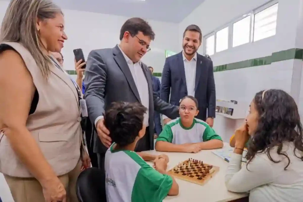 O governador Rafael Fonteles durante visita a uma escola de tempo integral. Foto: Seduc-PI