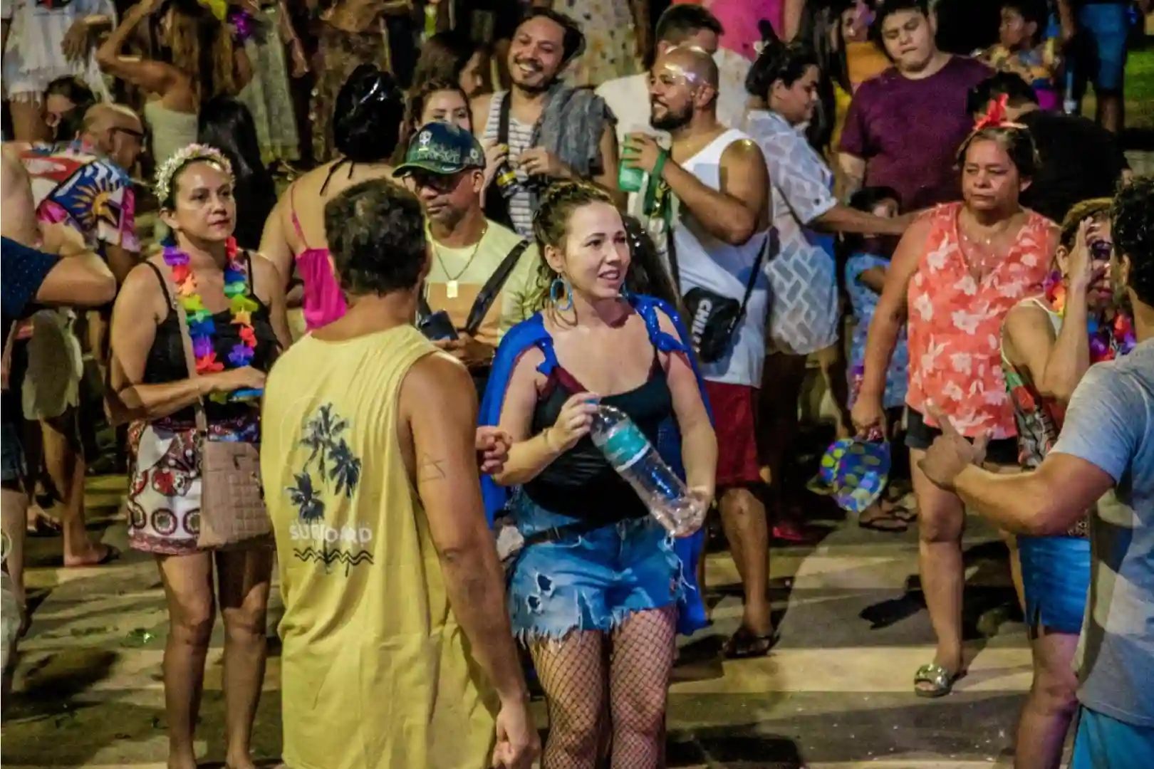 Água, abanador e roupas leves para enfrentar o calor do Carnaval. Foto: Prefeitura de Santarém