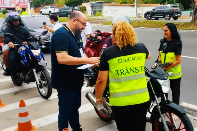 Blitz educativa em parceria com a honda em outras cidades reforca seguranca no transito para motociclistas
