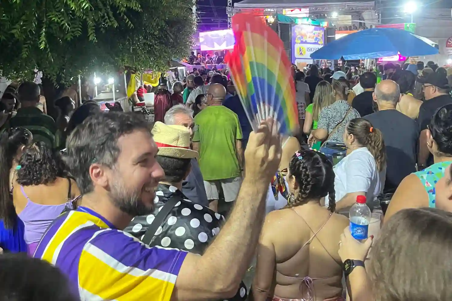 A "bateção de leque" fez sucesso com todos os públicos que participaram da folia. Foto: Eliseu Lins