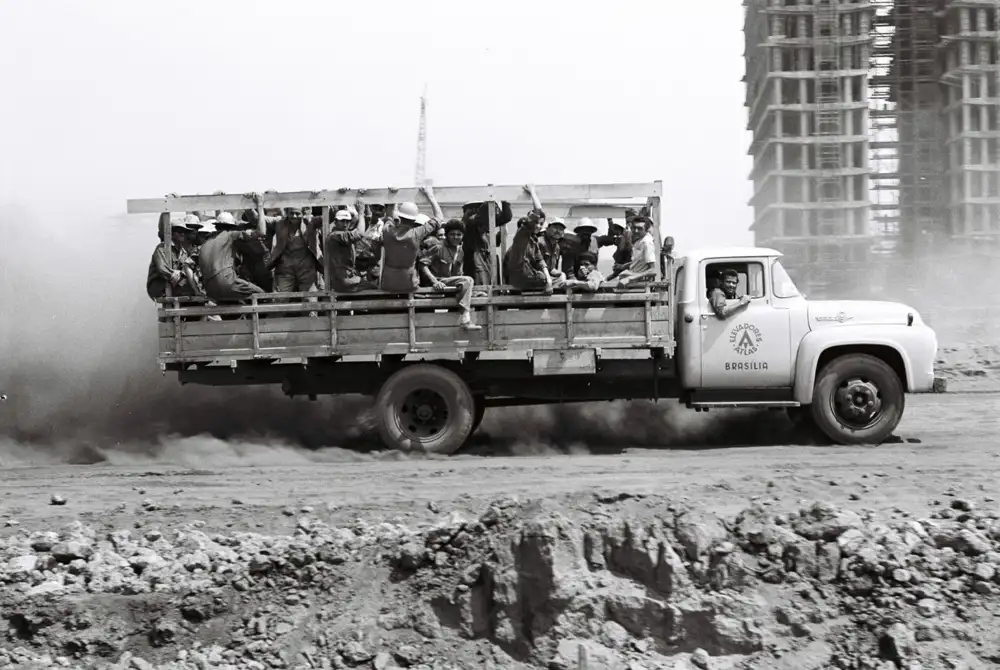 Caminhão de operários passa próximo ao futuro prédio do Congresso Nacional, em 1959 Foto Mário Fontenelle Arquivo Público do DF