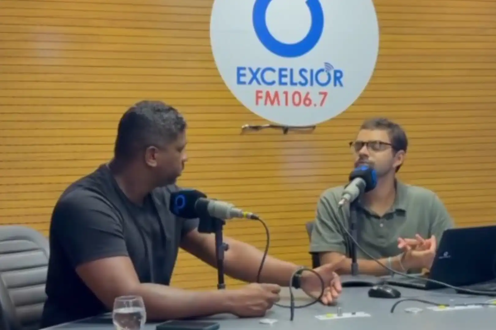 Carlos durante entrevista para uma rádio baiana. Foto: Divulgação.