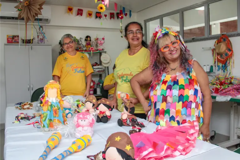 Costureiras trabalhando em figurino junino