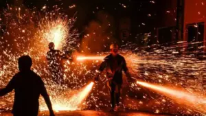 homens segurando espadas de fogo