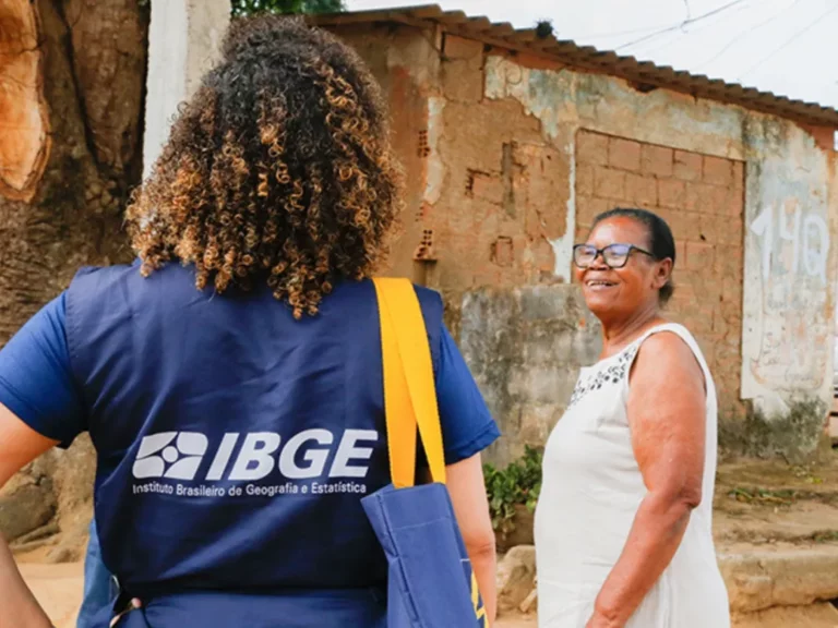 Recenseadora negra do IBGE entrevista mulher negra no Censo 2022