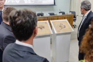 Imagem ilustrativa da repatriação do fóssil Ubirajara Jubatus
