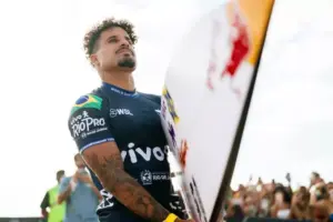 italo e sua prancha esperando o momento de entrar no mar