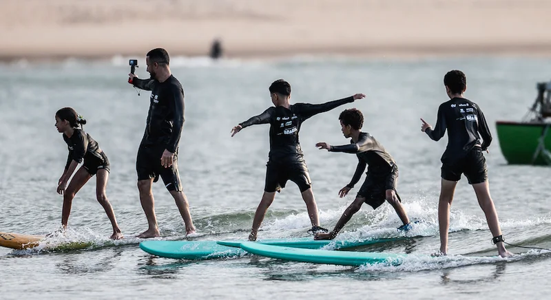 garotos em cima da prancha de surf