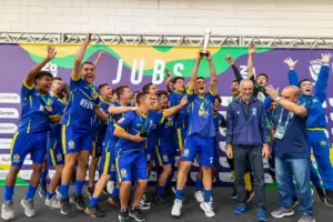 atletas comemorando no podio