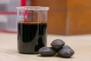 Líquido da castanha do caju no vidro em laboratorio