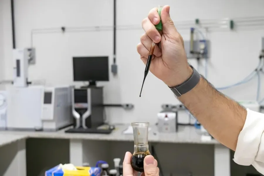 mão mexendo em ambola de laboratorio